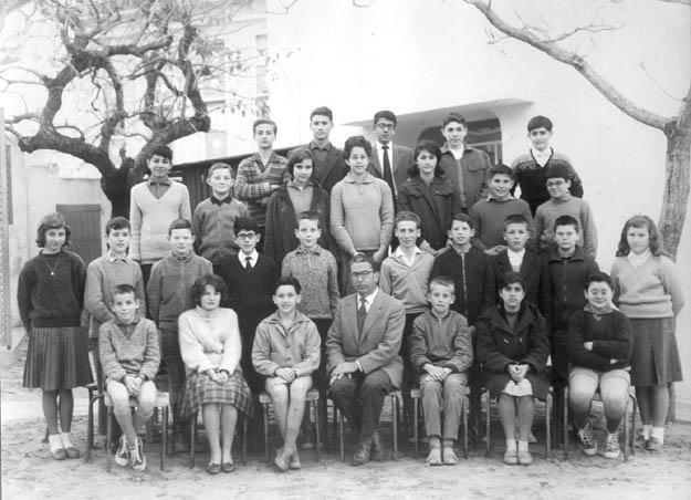 r_1960-1961_5eme1 c.jpg - Lycée Regnault - TANGER / MAROC - 5ème1 classique - 1960/61 Photo communiquée par Iréne BAILEY   5ème1 classique - 1960/61 - Professeur M. Maud Beaulieu (Latin-Français) et les noms dans le désordre :Akalay Moncéfa, Barchilon Samuel, Bailey Irène, Bégué Daniel, Benaïm Gladys, Bengio Abraham, Bourbon Michel, Cohen Joe, Capoulade Frédéric, Descoutères Jean, Druyve Jean Jacques, Egéa Michel, Favier Henriette, Garcia José, Goubert Gérard, Guillaume Anne Marie, Hillion Georges, Lapernat Pierre, Levy Carlos, Leyat Alain, Leyat Béatrice, Maman Jacob, Maman Joseph, Mazorra Mari Luz, Rodierres Michel, Perez Antoine, Pélofi Jean Pierre, Wairaigh Hugues.